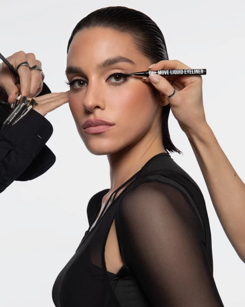 Combo 1 Bút Kẻ Mắt One Move + 1 Bút Sáp Outline Eye Pencil Màu Đen/Nhũ Bạc